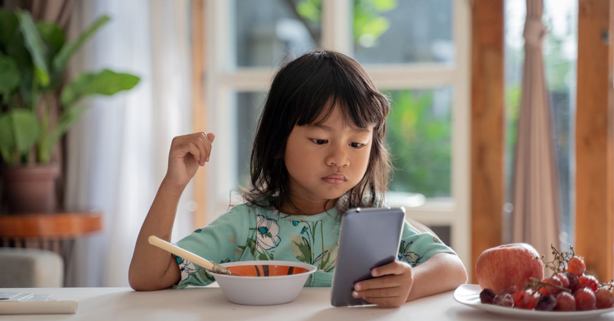 Read more about the article Digital Diets: How Excessive Screen Time Triggers Eating Disorders in Youth